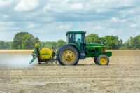 Bilden visar en traktor. Nu kan du köpa rätt traktortillbehör online som snökedjor till traktor samt slåtter eller harv.