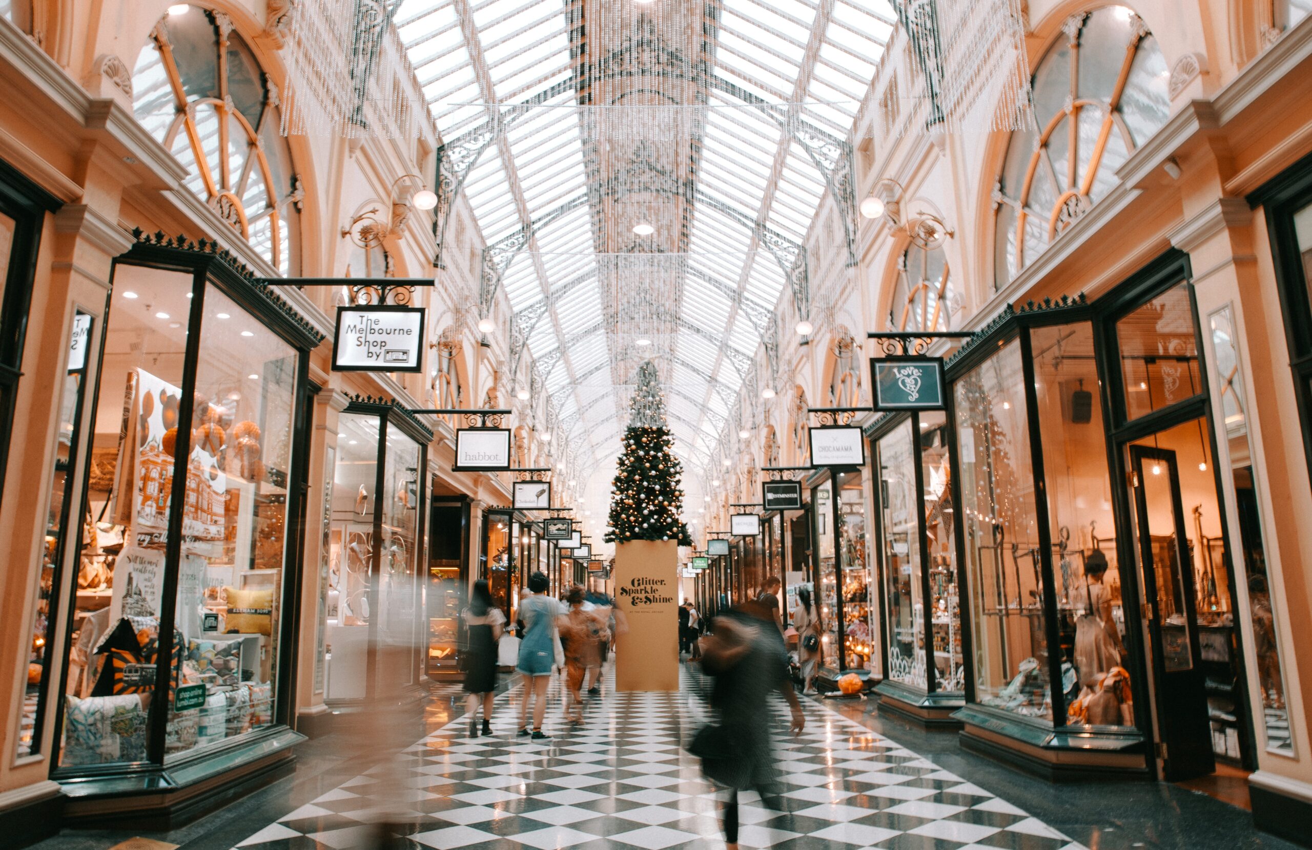 Bilden visar en galleria. Jalusier används oftast för att skydda butiker och företag.