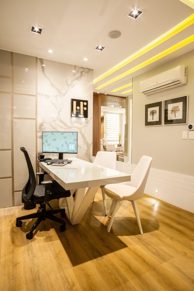 Bilden visar ett kontor med arbetsbelysning. Att välja bra arbetsbelysning är avgörande för en bra arbetsmiljö.
